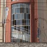...e i tanti vetri rotti lasciano intravedere le scale a chiocciola interne